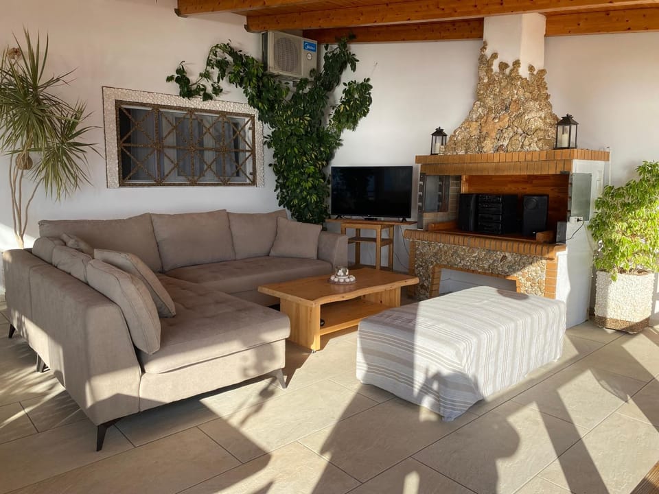 TV and multimedia, Living room, Seating area, Sea view