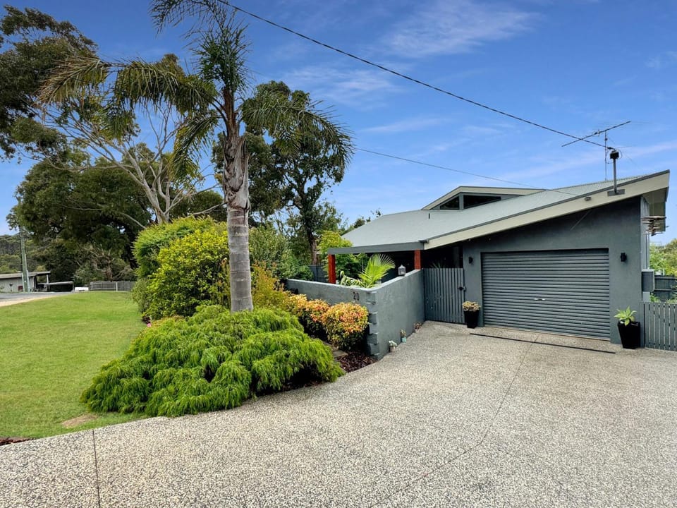 SeaEsta - Modern Beachside Escape in Tranquil North Lorne - BYO Linen House in Lorne