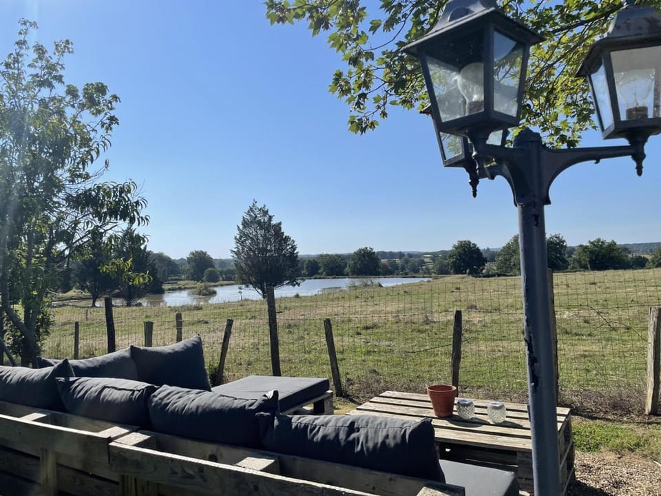 Ferme rénovée avec étang privé, animaux acceptés - FR-1-489-389 House in Auvergne-Rhône-Alpes