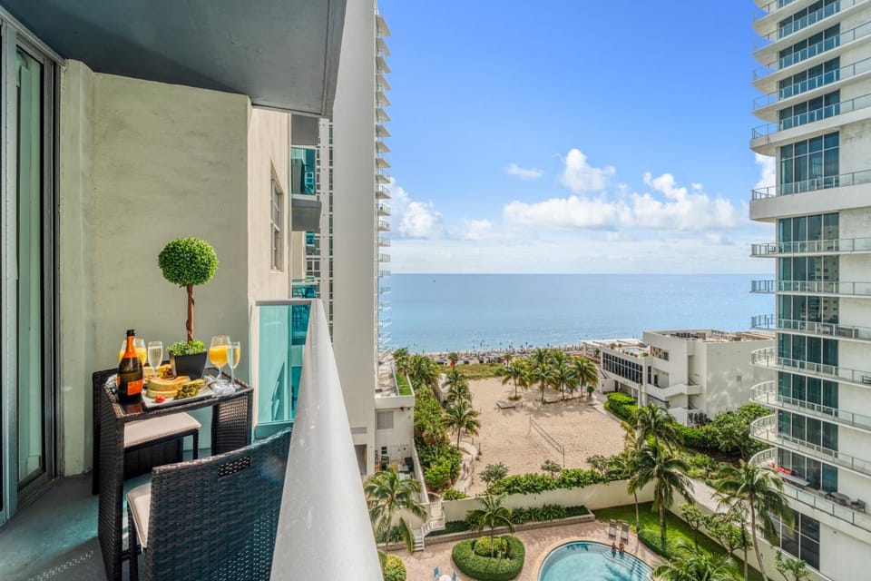 Property building, View (from property/room), Balcony/Terrace, Pool view, Sea view, Swimming pool, sunbed