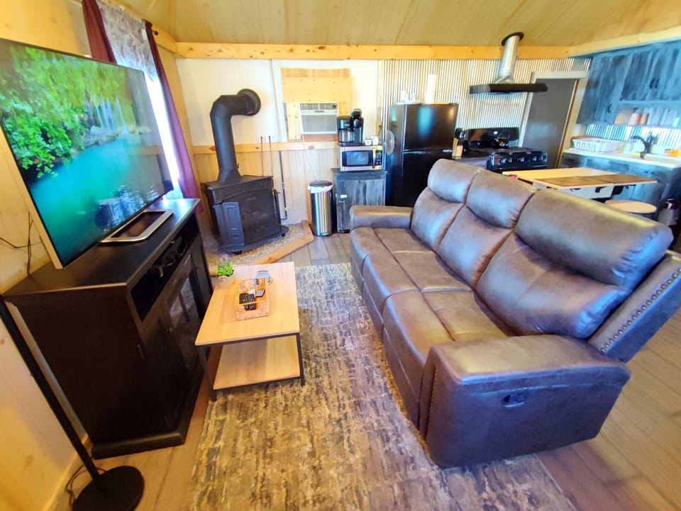 Wolf's Cabin-Walk to Downtown Noblesville Cabin in Noblesville