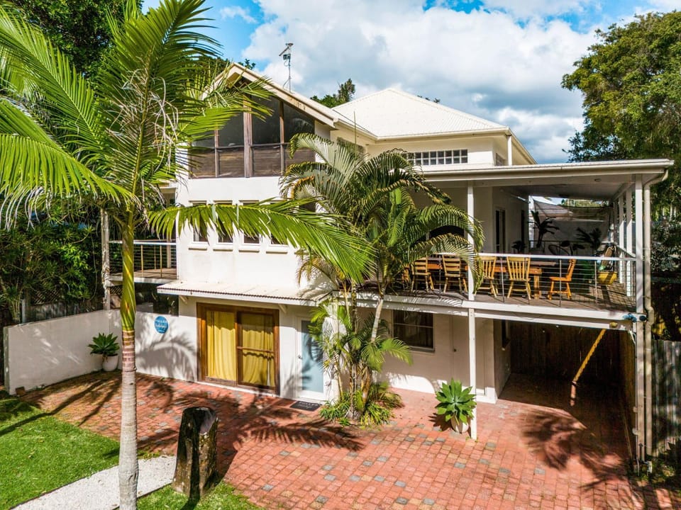 Fuller Holidays - Sea Belles on Belongil House in Byron Bay