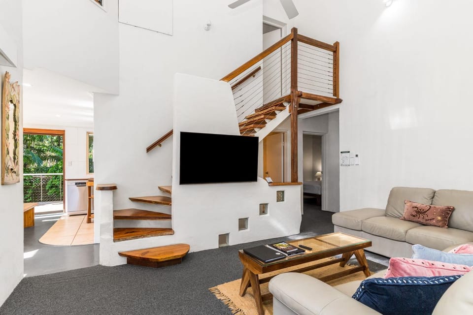 Fuller Holidays - Sea Belles on Belongil House in Byron Bay