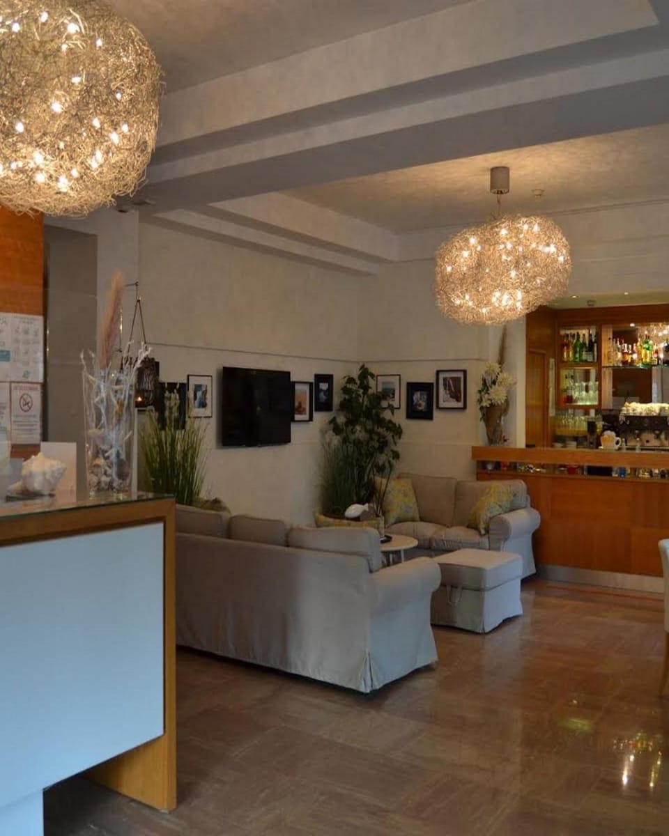 Communal lounge/ TV room, Lobby or reception, Decorative detail, hair dresser