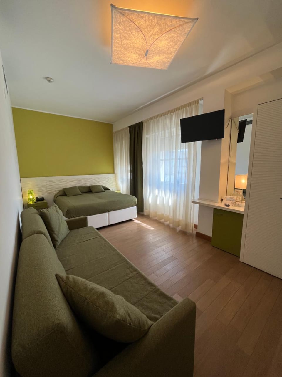 Photo of the whole room, Bedroom