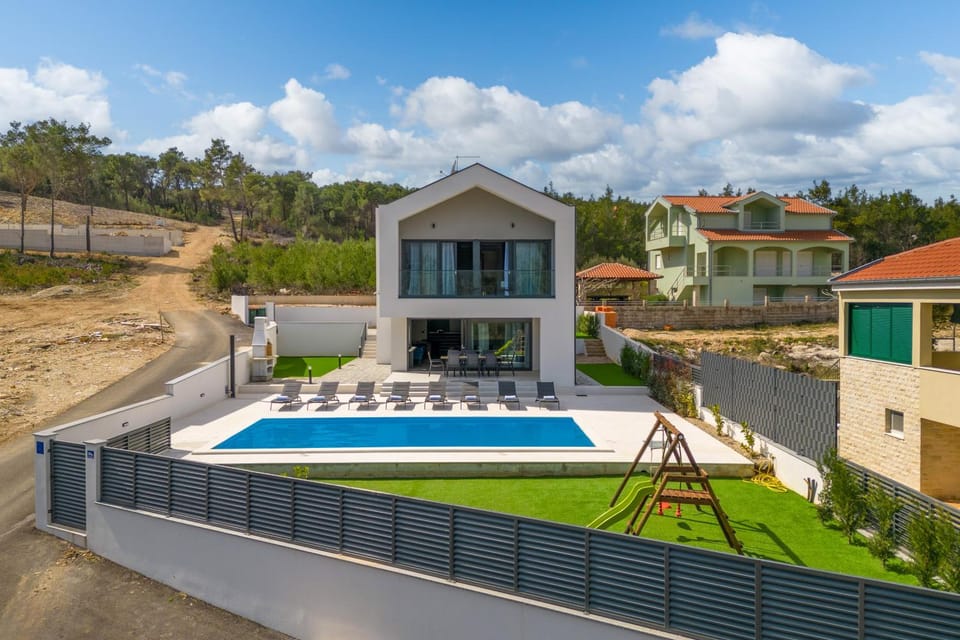 Property building, Patio, Garden, Garden view, Pool view, Swimming pool, sunbed