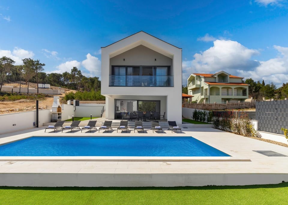 Property building, Patio, Day, Pool view, Swimming pool, sunbed