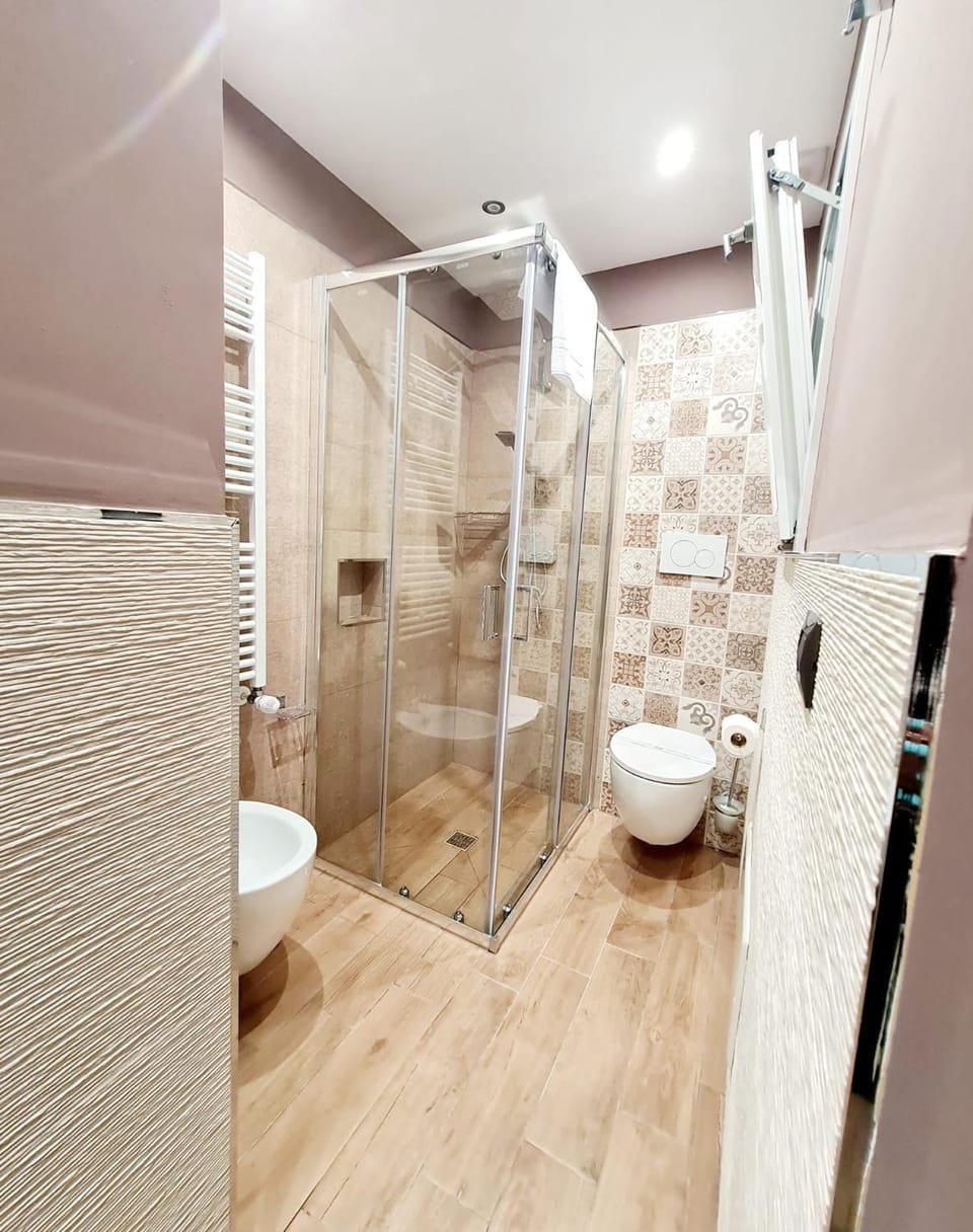 Shower, Toilet, Bathroom, bidet, towels
