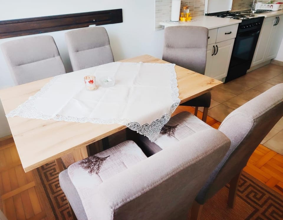 Garden, View (from property/room), Food and drinks, Seating area, Dining area, Food, Guests, Garden view, Sea view, Breakfast, Lunch, Dinner, Drinks, Family, furniture, furniture, heating, internet, stove, toaster, kitchen, air conditioner