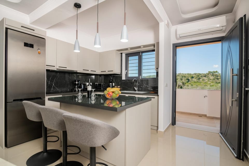 Kitchen or kitchenette, Dining area, minibar, oven, pet friendly