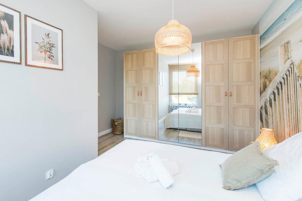 Bed, Bedroom, towels, wardrobe