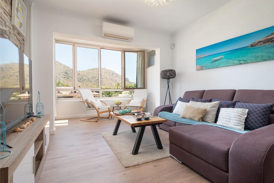 Natural landscape, TV and multimedia, Living room, Seating area, Mountain view
