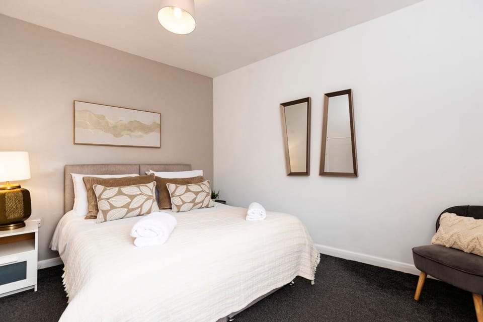 Amazing house with central location TV downstairs and in bedroom super fast WiFi and crisp white hotel linen hosted by Our Home Short Stays Apartment in Darlington