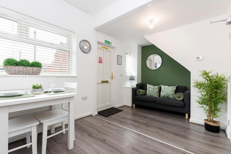 Amazing house with central location TV downstairs and in bedroom super fast WiFi and crisp white hotel linen hosted by Our Home Short Stays Apartment in Darlington