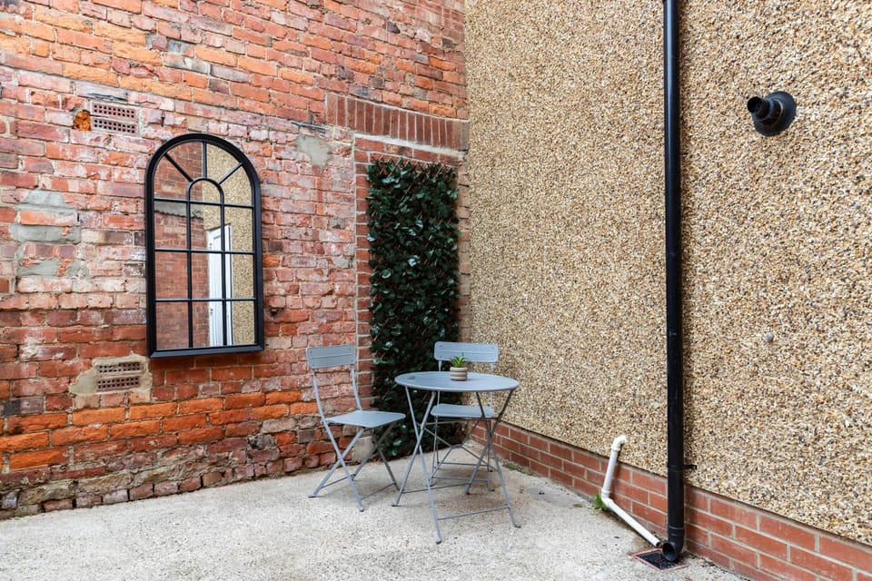 Amazing house with central location TV downstairs and in bedroom super fast WiFi and crisp white hotel linen hosted by Our Home Short Stays Apartment in Darlington