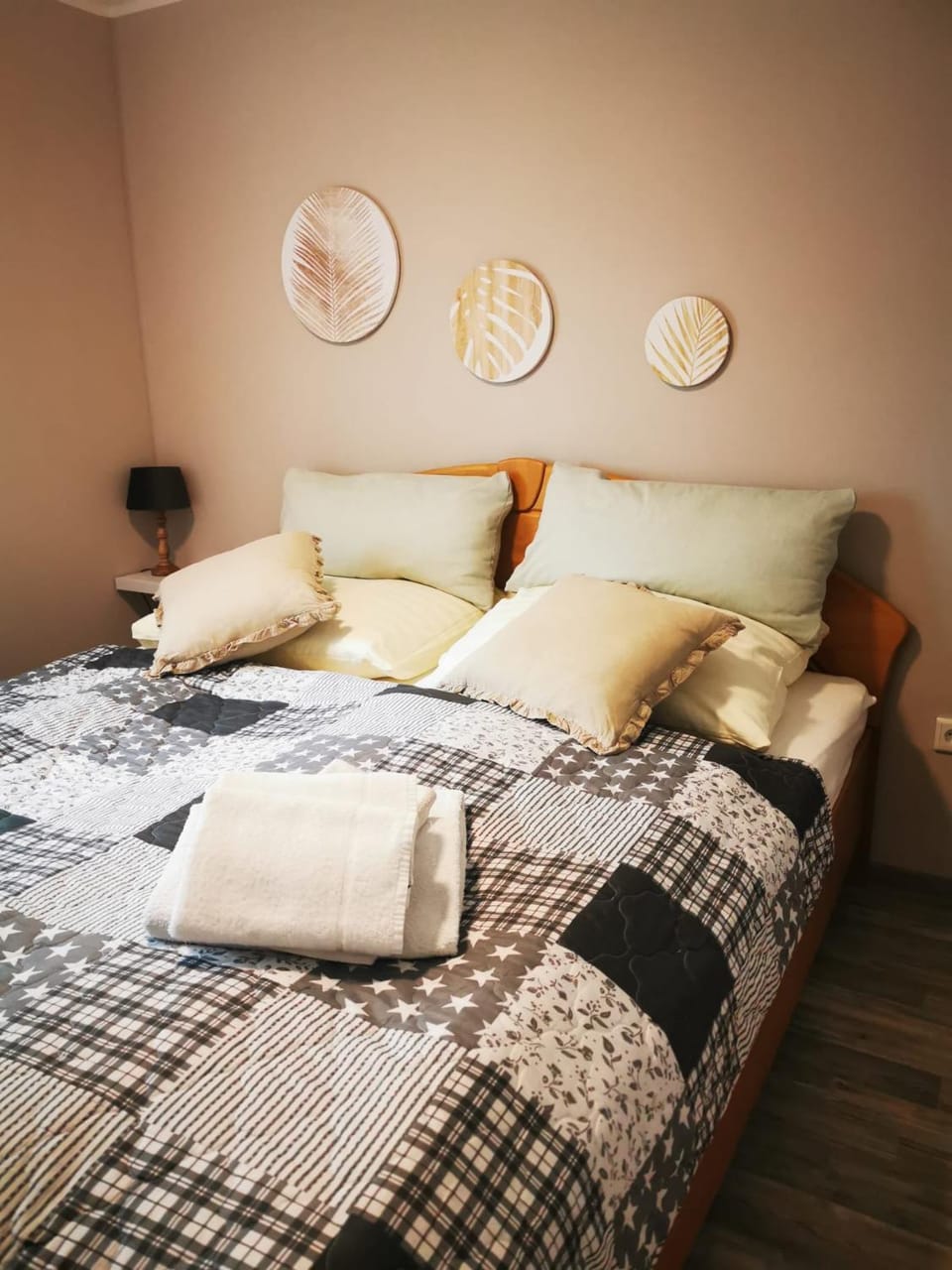 Bed, Bedroom, towels