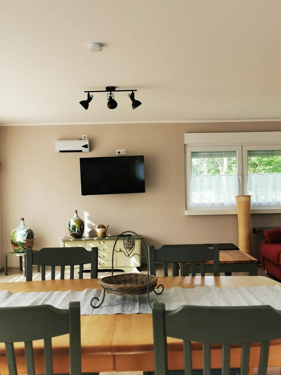 TV and multimedia, Living room, Evening entertainment