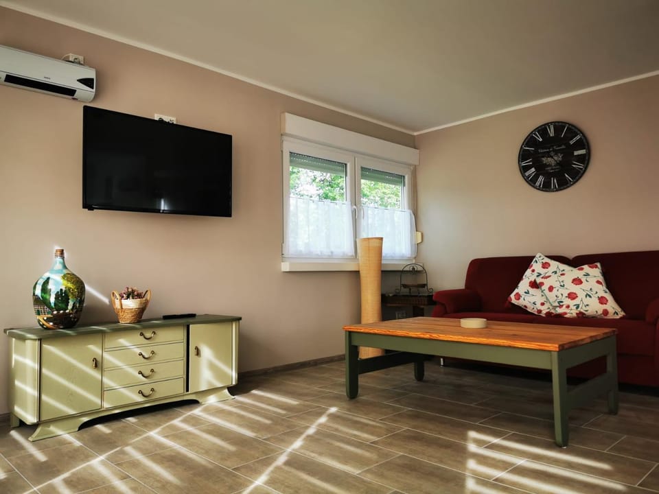 TV and multimedia, Living room, Seating area, Evening entertainment