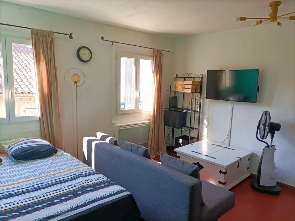 Communal lounge/ TV room, Bed, TV and multimedia, Photo of the whole room, Bedroom, hair dresser