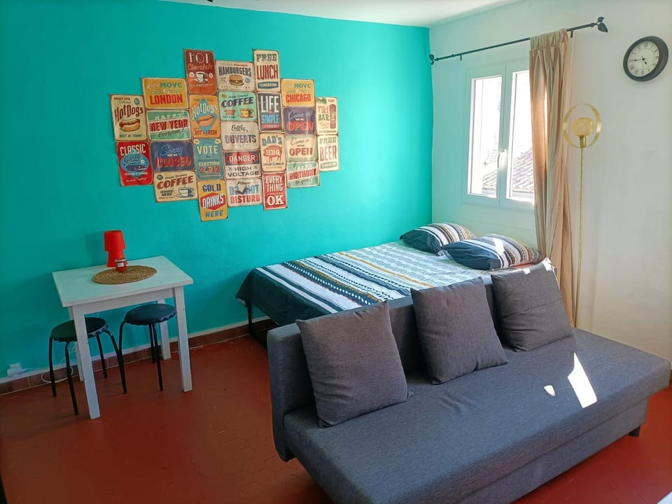 Bed, Living room, Photo of the whole room, Seating area, Dining area, Bedroom