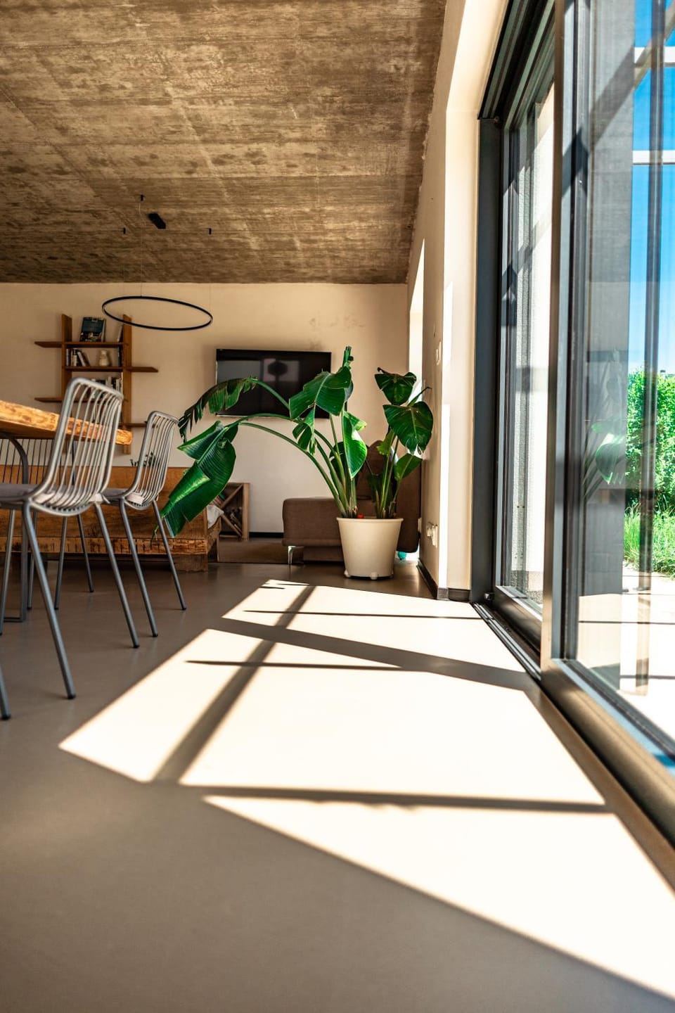 Patio, Day, Living room, Seating area, Dining area