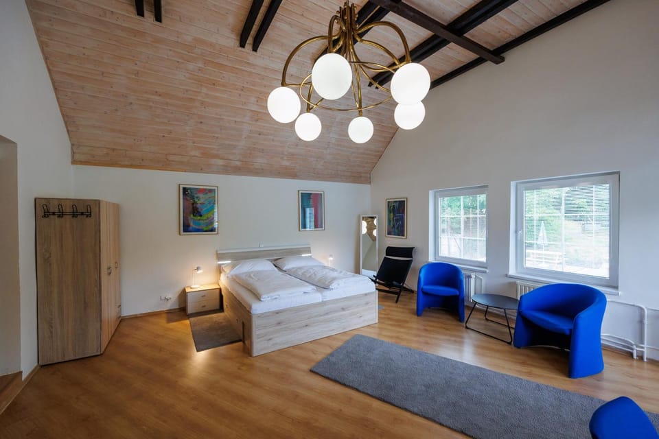 Bed, Photo of the whole room, Seating area, Bedroom