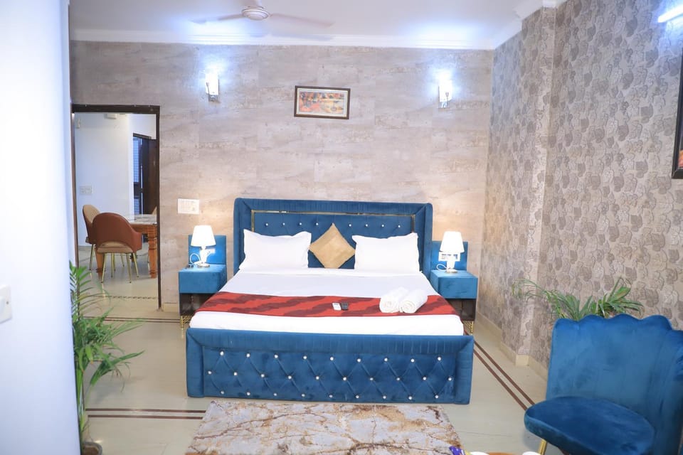 Bed, Living room, Photo of the whole room, Seating area, Bedroom