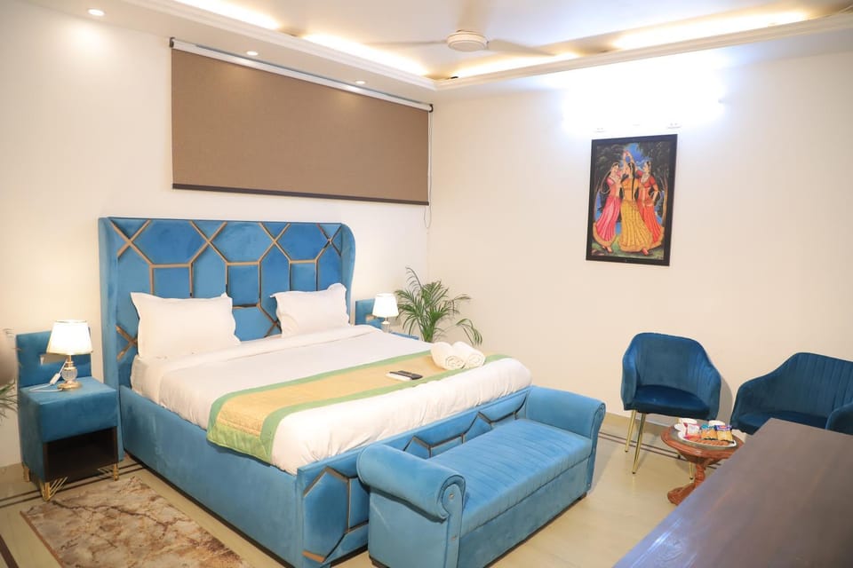 Bed, TV and multimedia, Photo of the whole room, Seating area, Bedroom