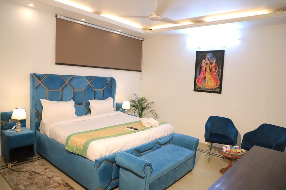 Bed, TV and multimedia, Photo of the whole room, Seating area, Bedroom