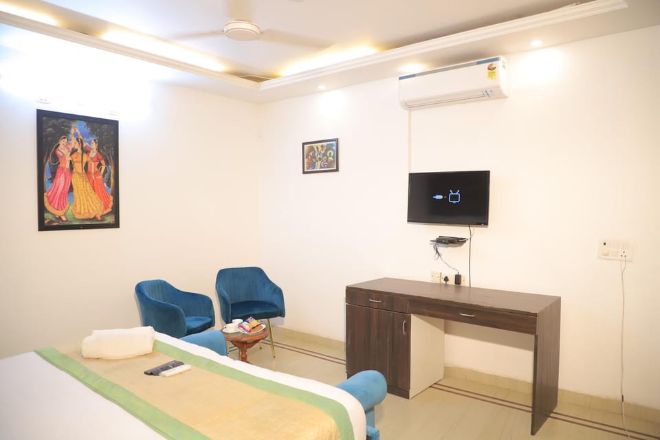 Bed, TV and multimedia, Living room, Photo of the whole room, Seating area, Dining area, Evening entertainment, Bedroom, air conditioner