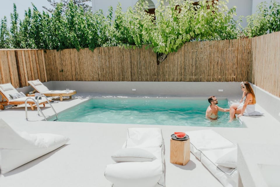 People, Balcony/Terrace, On site, Pool view, Swimming pool, Entertainment
