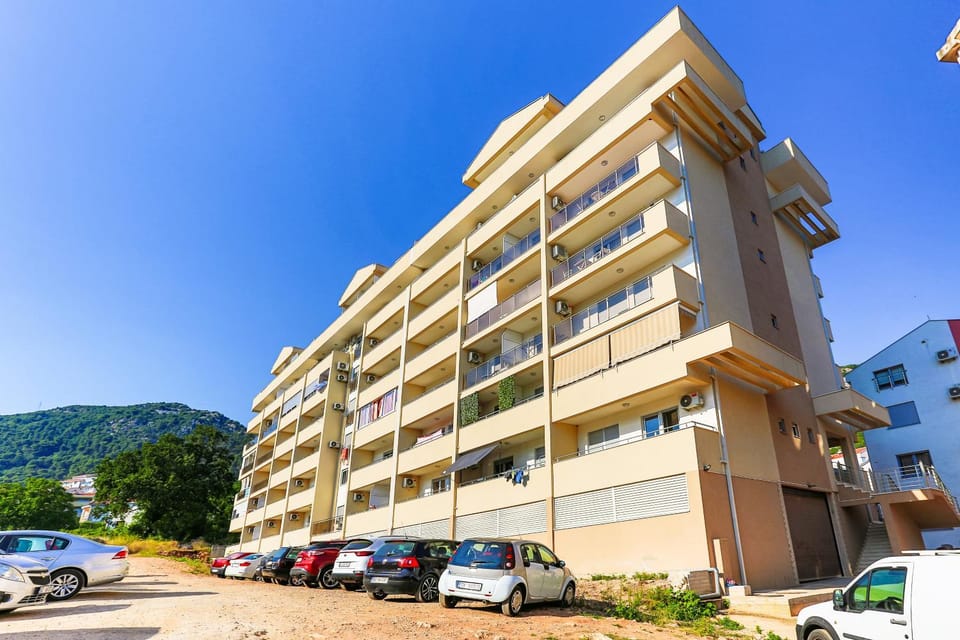 Property building, Neighbourhood