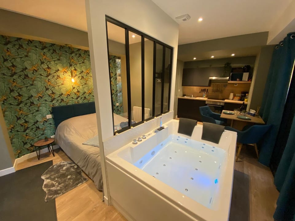 Hot Tub, Hot Tub, Spa and wellness centre/facilities