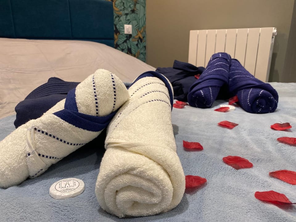 Bed, towels