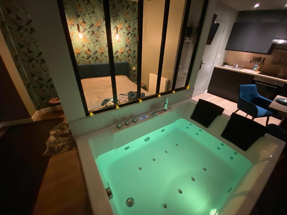 Hot Tub, Hot Tub, Spa and wellness centre/facilities