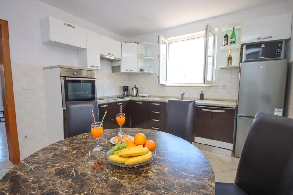 Kitchen or kitchenette, Dining area, dishwasher, minibar, pet friendly, stove, toaster