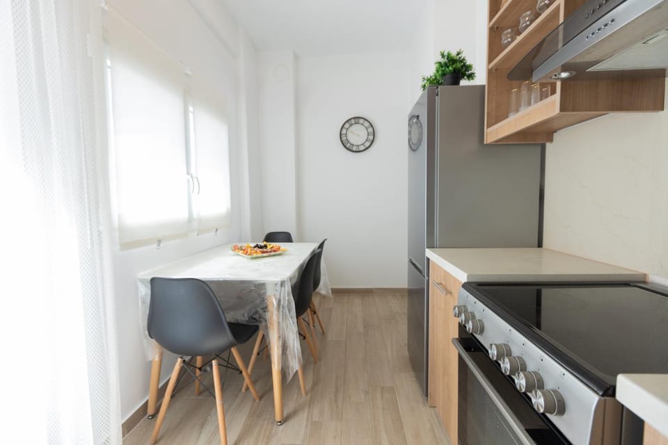 Kitchen or kitchenette, Dining area, oven, stove