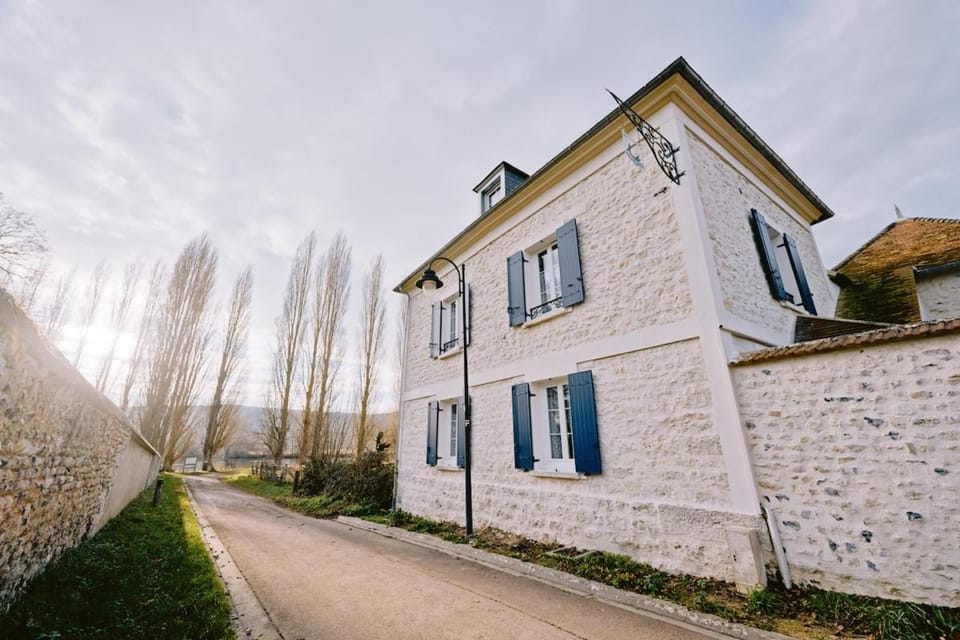 Maison du Passeur du XVIII siècle, classée, Authenticité et Confort avec Jardin SPA en option, proche Giverny, 1 heure de Paris Villa in Vernon