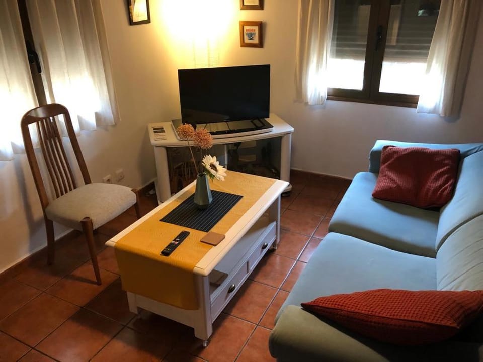 Apartamento estudio de 50m2, todo exterior y con patio, ideal para parejas, familias con niños pequeños y para hospedajes de largas estancias, con techo abuhardillado y una de las mejores vistas de Toledo Apartment in Toledo