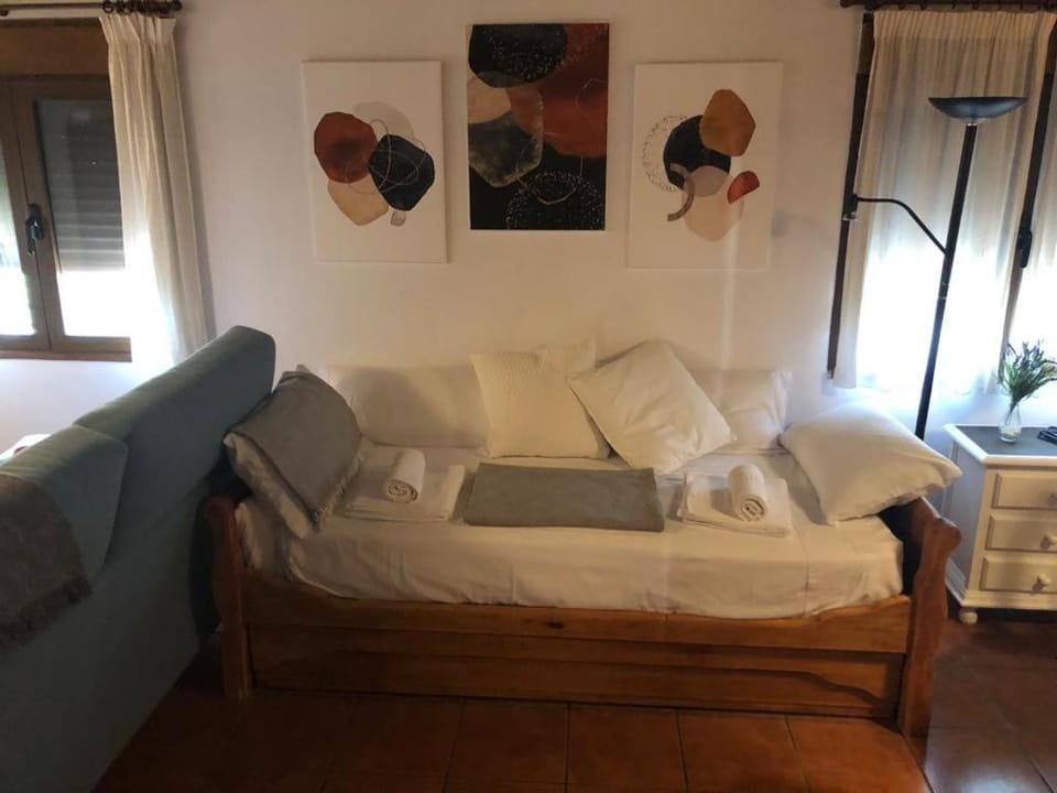 Apartamento estudio de 50m2, todo exterior y con patio, ideal para parejas, familias con niños pequeños y para hospedajes de largas estancias, con techo abuhardillado y una de las mejores vistas de Toledo Apartment in Toledo