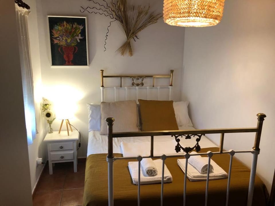 Apartamento estudio de 50m2, todo exterior y con patio, ideal para parejas, familias con niños pequeños y para hospedajes de largas estancias, con techo abuhardillado y una de las mejores vistas de Toledo Apartment in Toledo