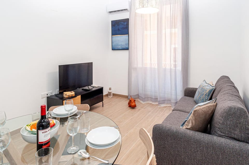 TV and multimedia, Living room, Seating area, Dining area