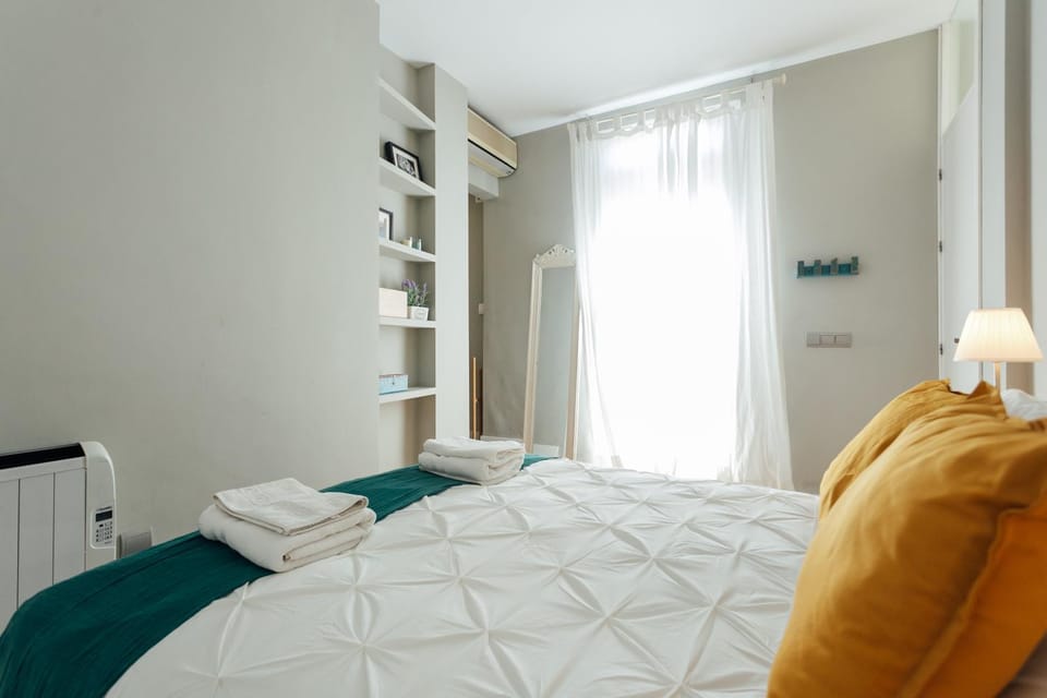Bed, Photo of the whole room, Bedroom