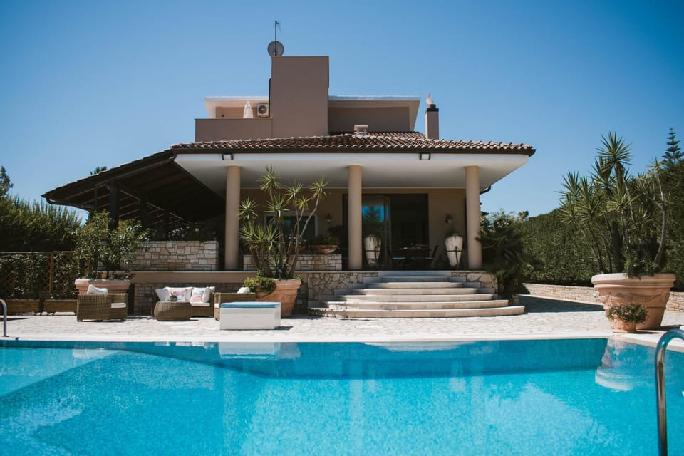 Toilet, Property building, Day, Garden, Pool view, Swimming pool, sunbed