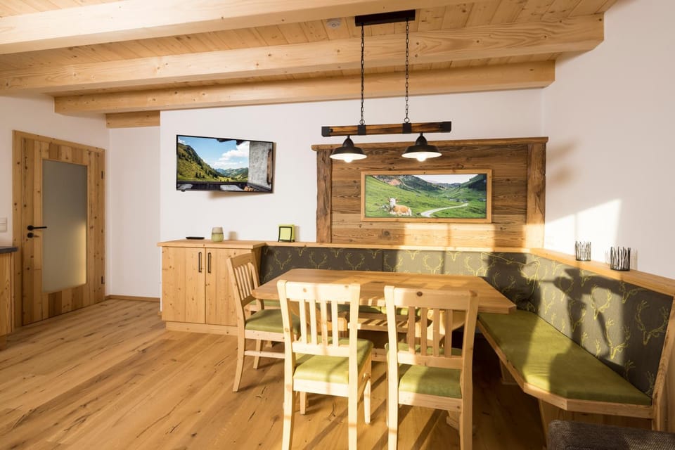 TV and multimedia, Living room, Seating area, Dining area