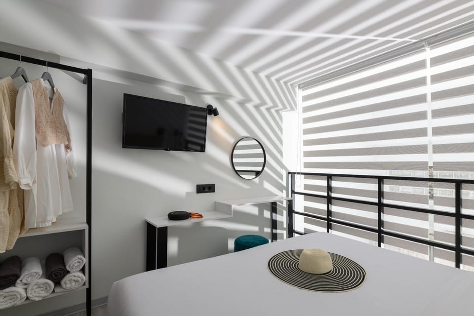 Bed, TV and multimedia, Photo of the whole room, Bedroom