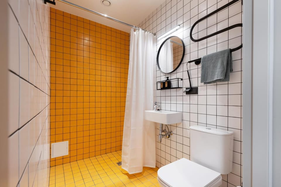 Shower, Toilet, Bathroom, towels