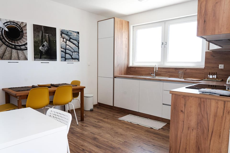 Kitchen or kitchenette, Dining area