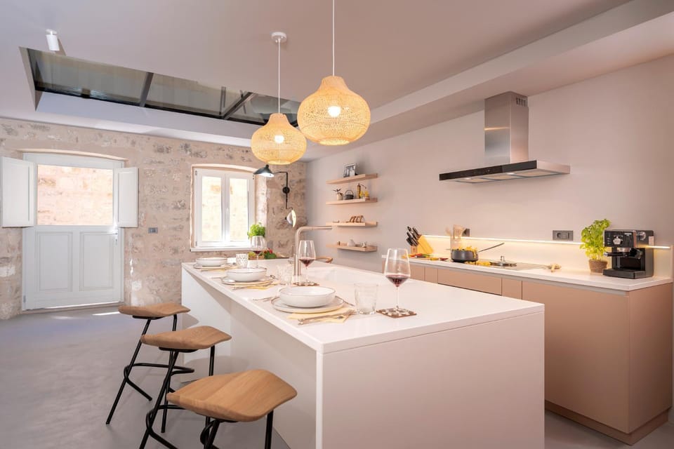 Kitchen or kitchenette, Dining area, Communal kitchen