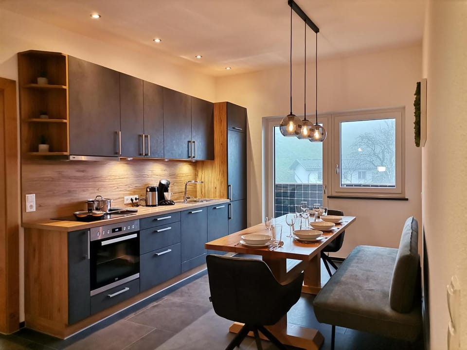 Kitchen or kitchenette, Seating area